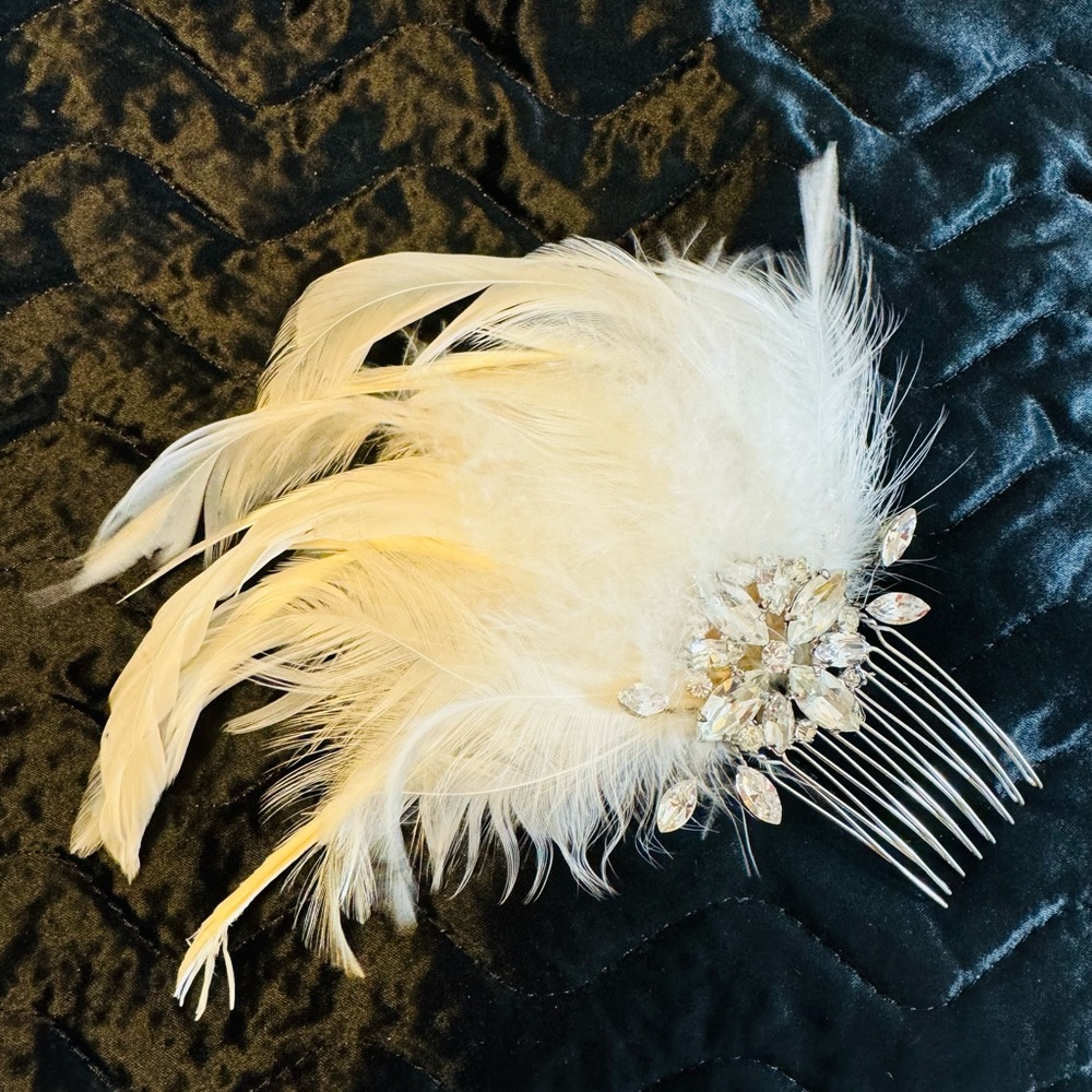 Erica Koehler bridal comb with feathers and rhinestones. About 3.5-4”. New